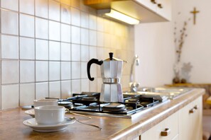 冰箱、炉灶、茶具/咖啡用具、高脚椅