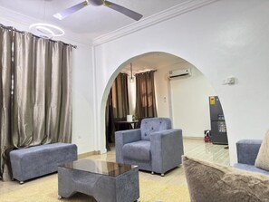 Smart TV, stereo - Luxury 2-Bedroom Suite in Lapaz/New Achimota (Accra)