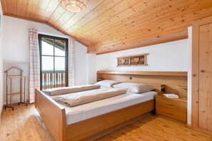 2 bedrooms, WiFi, bed sheets - Apartment 'Gschtraffhof Panorama' with Mountain View, Shared Pool and Wi-Fi (Kastelruth)