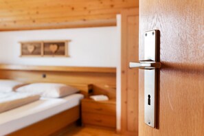 2 bedrooms, WiFi, bed sheets - Apartment 'Gschtraffhof Panorama' with Mountain View, Shared Pool and Wi-Fi (Kastelruth)