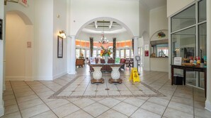 A spacious lobby with a high ceiling, a central seating area, and a reception desk. - Gorgeous and Confort 4 bedrooms (Davenport)