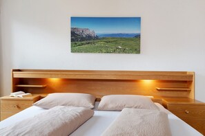 1 bedroom, WiFi, bed sheets - Apartment 'Schlernblick' with Mountain View, Shared Pool and Wi-Fi (Kastelruth)