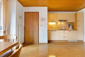 Fridge, stovetop, coffee/tea maker, highchair - Apartment 'Schlernblick' with Mountain View, Shared Pool and Wi-Fi (Kastelruth)