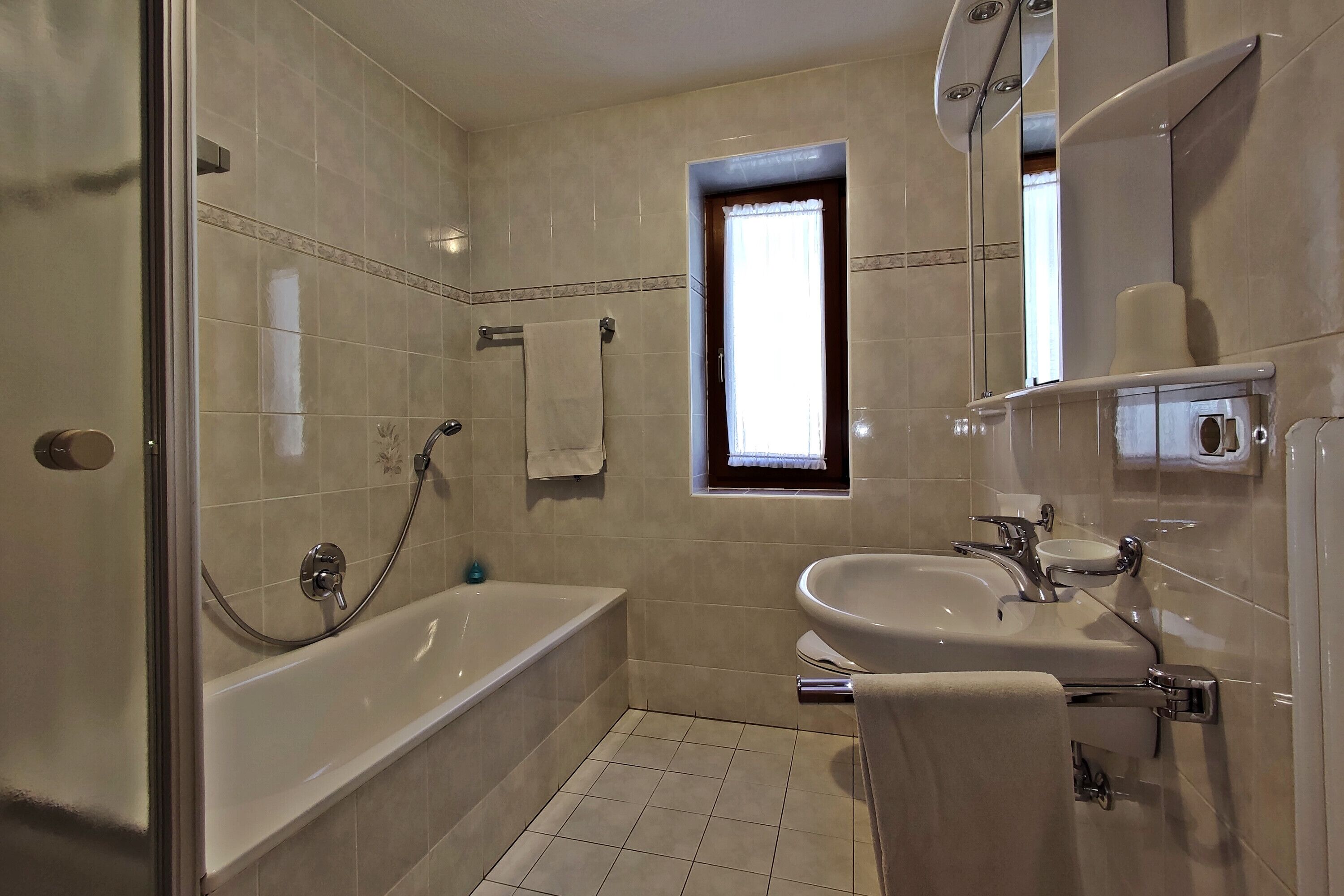 Dusche, Haartrockner, Handtücher