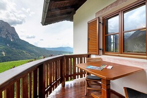 Outdoor dining - Apartment 'Schlernblick' with Mountain View, Shared Pool and Wi-Fi (Kastelruth)