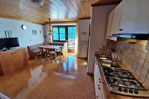 Kühlschrank, Herdplatte, Wasserkocher mit Kaffee-/Teezubehör, Hochstuhl