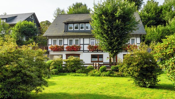 A two-story house with a garden in front. - Vacation apartment Am Park (Schmallenberg)