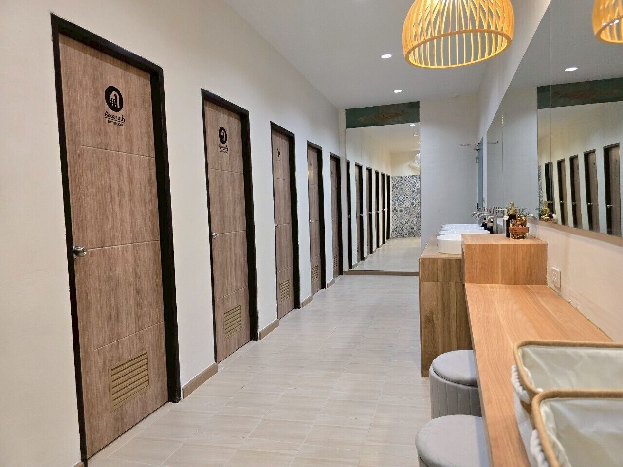 Shower, free toiletries, hair dryer, bidet