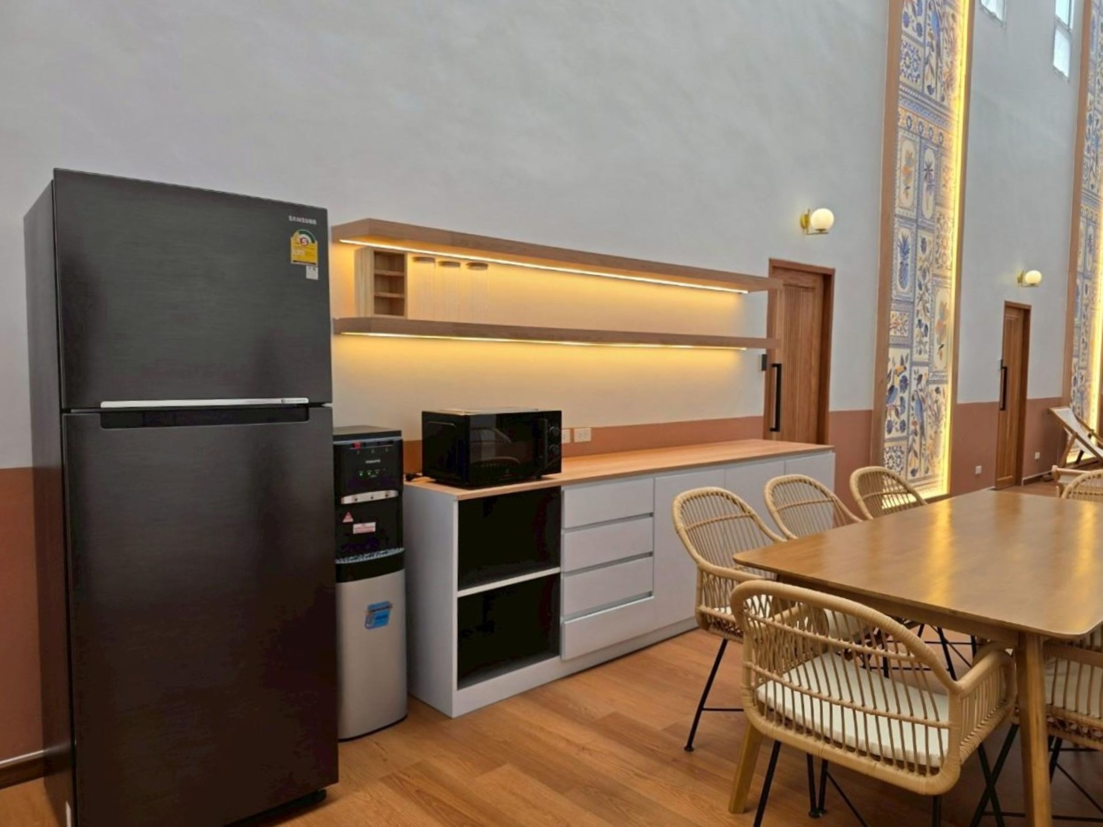 Shared fridge, microwave, cookware/dishes/utensils