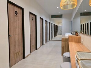 Shower, free toiletries, hair dryer, bidet - Inn De Sea Poshtel (Bangkok)