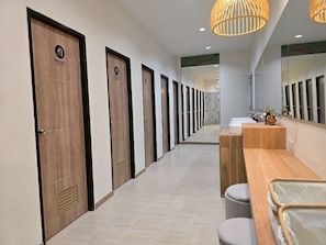 Mixed Dorm | Banheiro | Chuveiro, produtos de toalete grátis, secador de cabelo, bidê