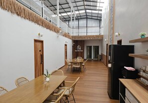 Shared fridge, microwave, cookware/dishes/utensils - Inn De Sea Poshtel (Bangkok)