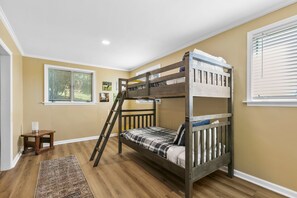 4 bedrooms, desk, WiFi, bed sheets