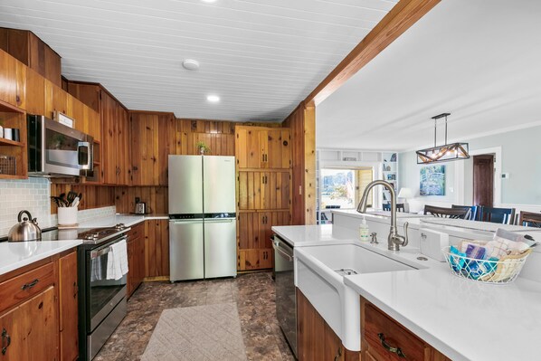 ثلاجة، ميكروويف، فرن، موقد طهي مسطح