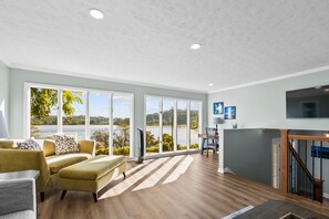 Télévision, cheminée, livres