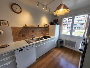 Kühlschrank, Mikrowelle, Ofen, Geschirrspüler