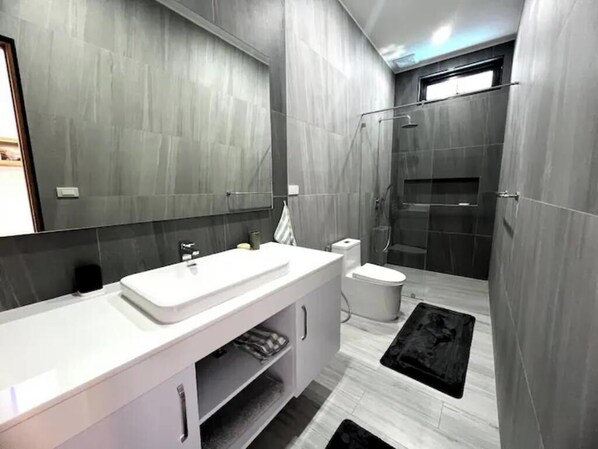 Douche, sèche-cheveux, bidet, serviettes fournies
