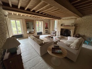 Smart-TV, peis, DVD-spiller og bøker