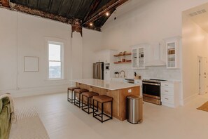 Suite, 5 Bedrooms, Kitchen - East Main Lofts (Madison)