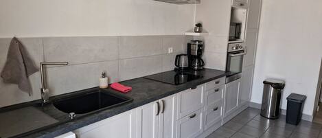 Geladeira, micro-ondas, fogão, cooktop