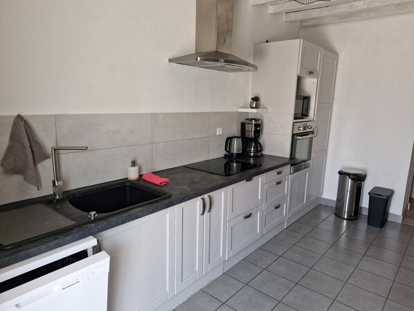 Réfrigérateur, micro-ondes, four, plaque de cuisson