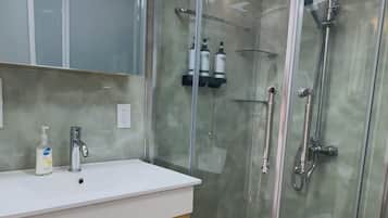 Regadera, secadora de cabello, toallas, papel de baño