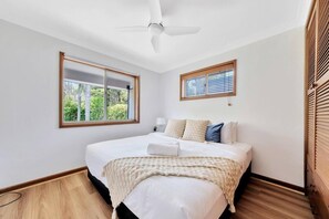 Free WiFi - Bateau Bay Trails -Family Retreat & Sweeping Views (Bateau Bay)