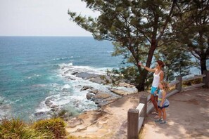 Beach nearby - Bateau Bay Trails -Family Retreat & Sweeping Views (Bateau Bay)