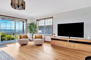 Smart TV, table tennis