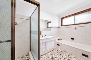 Shower, hair dryer, towels - Bateau Bay Trails -Family Retreat & Sweeping Views (Bateau Bay)