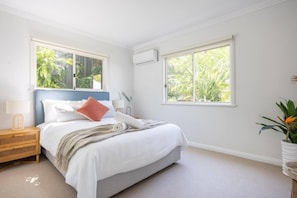 Desk, free WiFi - Lakeside Bliss | (10ppl), (5ppl) Spa, Pet-Friendly (Nords Wharf)