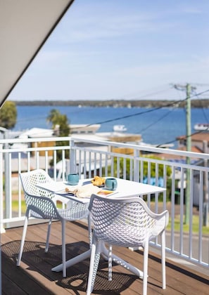 Outdoor dining - Lakeside Bliss | (10ppl), (5ppl) Spa, Pet-Friendly (Nords Wharf)