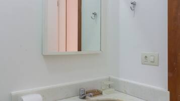 Een douche, een haardroger, handdoeken