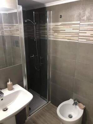 Dusche, Haartrockner, Bademäntel, Handtücher