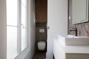 Douche, sèche-cheveux, serviettes fournies