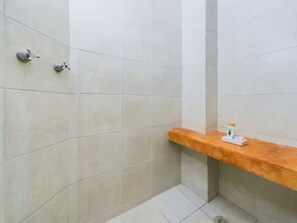 Dusche, Handtücher, Shampoo, Toilettenpapier