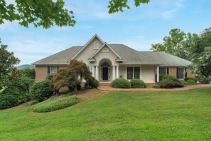 Exterior - Josephine's Cottage: Peaceful Getaway Near DC (Marshall)