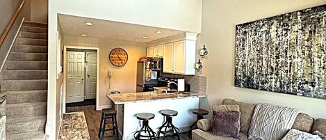 Televisión, chimenea, reproductor de DVD y libros