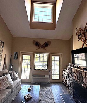 Televisie, een open haard, een dvd-speler en boeken