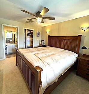 1 habitación, escritorio, tabla de planchar con plancha y cuna de viaje 