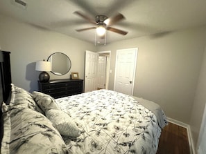 3 chambres, fer et planche à repasser, lit parapluie, Wi-Fi gratuit