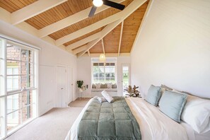 4 makuuhuonetta, silitysrauta/-lauta, vauvan matkasänky, Wi-Fi