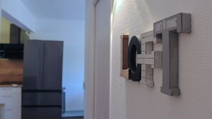 Een moderne keuken met een ingebouwde oven en een bord waarop 'LOFT & HOME' staat.