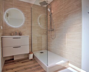 Douche, séchoir à cheveux, serviettes fournies, savon