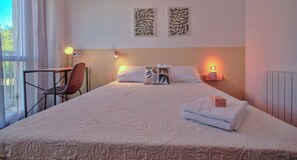 5 bedrooms, iron/ironing board, WiFi, bed sheets
