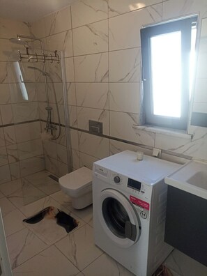 Douche, sĂšche-cheveux, serviettes fournies, savon