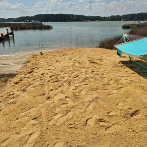 Nära stranden, solstolar och strandhanddukar