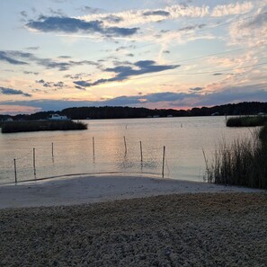 Beach nearby, sun-loungers, beach towels