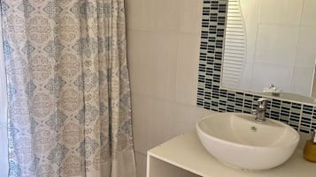 Secador de cabelo, toalhas de banho, sabonete, papel higiênico