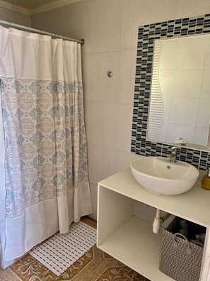 Secadora de cabello, toallas, jabón, papel de baño 
